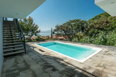 Image de Nice little house with lake view, shared pool, in an Aaa neighborhood.