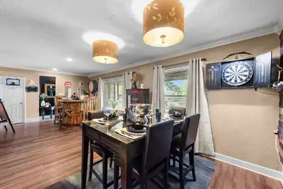 6mi from At&T-Pool-Indoor Bar-2king-1queen-sleeps 12