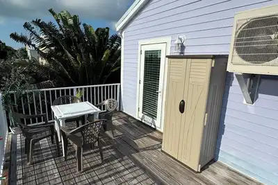 Image de 2 bedrooms  1 bathroom Poolside Retreat!