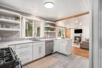Image de Charming 2-bedroom house with hot tub, 7mins to Saugatuck & beach