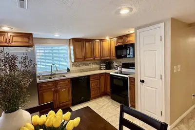 Image de Cozy Retreat Near Ski Resorts, Shops & Downtown