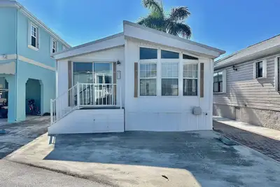 Image de Beach Access home features an open floor plan with 2 bedrooms in a resort community