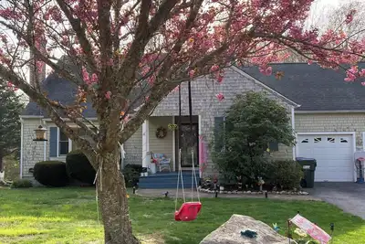 Image de Entire house 2 miles to Misquamicut Beach- Sleeps 10!