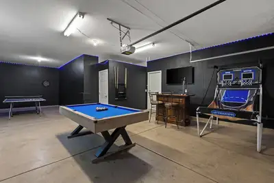 Image de 2700sqft/Heated Pool, Hot Tub. 15min to Strip!