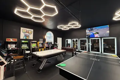 Image de Luxury Estate with Pool, Free Spa Heat, Gym, & Game Room! 6mi. to The Strip