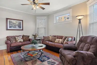 Image de 3br 2ba hse  Ac WiFi 3 blks to Xcel Event Center, dining, &bars 6. 8 mls to airprt