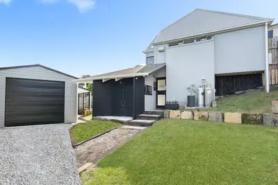 Image de 1 min walk to beach, no road crossings. 5 min walk to restaurants & supermarket.
