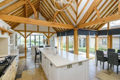 Image de Idyllic 17th Century Thatched Cottage & Garden