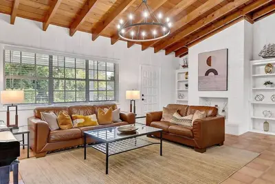 Image de 3 Home 12 bedroom compound w/ Pool & Bbq sleeps 24