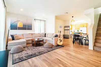 Image de Spacious 4-Bedroom Townhome / 2-Car Garage / Cruise Terminal