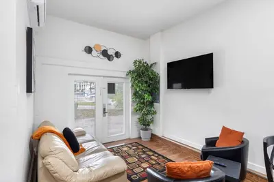 Image de Chic & Cozy Spot • Prime Location Near It All