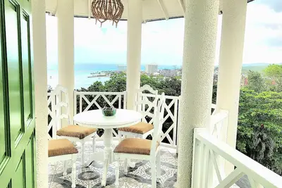 Image de Amazing Oceanview Location! ! 3 Br-Walk to town and beach