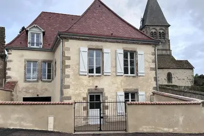 Image de Charmant gîte historique rénové à 2 niveaux avec parking et jardin