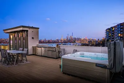 Image de Modern Luxury: 4br Townhome + Den + Nyc Views