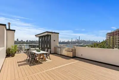 Image de Chic Luxury: 4br Townhome + Den + Nyc Views