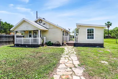 Image de 2 bed 1 bath, huge yard, screened porch with ceiling fans, near the boat ramp