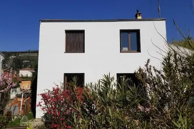 Image de Maison de ville, au calme, rénovée écologiquement avec un jardinet ombragé