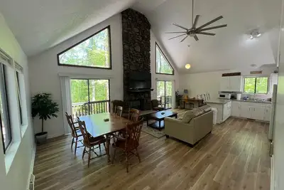 Image de Beautiful, cozy, close to everything, and sleeps 8 adults & 1 small child.