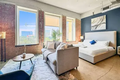 Image de Stylish 1bd | Dt Dallas | Sleeps 12 | Free Parking