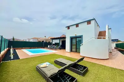 Fabulous 4 bedroom south facing villa, frontline golf course in Caleta de Fuste