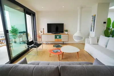 Image de Face a la mer, Vaste Duplex haut de gamme avec terrasse  et salon extérieur!