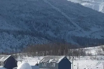Image de La maison bleue au pied des montagnes