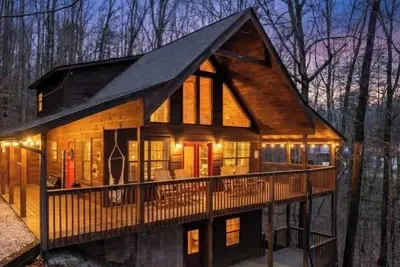Image de Your Family Adventure Base! All King Beds, Large Hot Tub, Fire Pit and Game Room