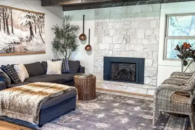 Image de The cutest little lakeview cabin! Walk to Beaches + Restaurants