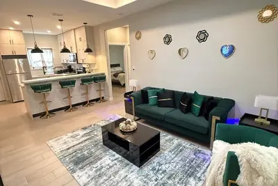 Image de 3-bedroom apartment with Free WiFi/ parking and big backyard