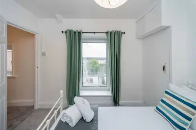 Image de Smart Tv's In All 4 Bedrooms For Your Convenience!