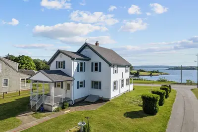 Image de Waterfront Oasis w/ Private Pool & Epic Views - Sakonnet Sunset Manor, Tiverton