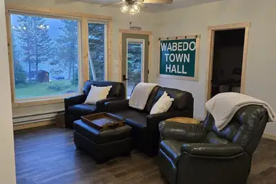 Image de \"Haufer Hall\" - Charming 2-bedroom cabin on beautiful Little Boy Lake.