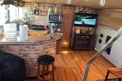 Image de 2-bedroom house-boat in brilliant Atlantic City with fitness room, WiFi, & pool