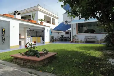 Villa with garden a few steps from the sea