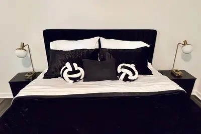 Image de Charming black white & gold bedroom ensuite at The Retreat