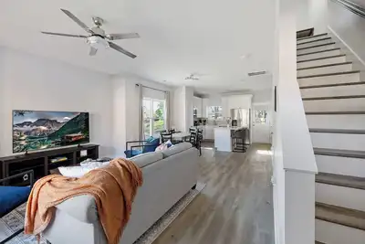 Image de The Briar ~ Sleek 3br New Home Walk to Dt w/Outdoor Area