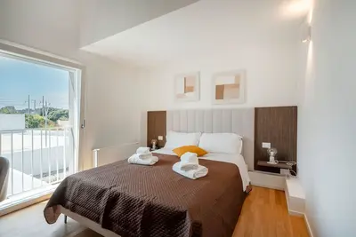 Image de Appartement 'Luxury Home' avec balcon, Wi-Fi et climatisation