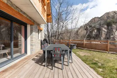 Chalet 'Les Lys - Tout Confort' avec vue sur la montagne, terrasse privée et Wi-Fi