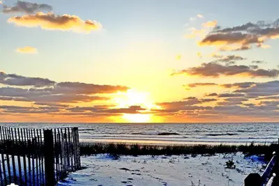Image de Located downtown, steps from the beach! Charming 1-bedroom condo that sleeps 4