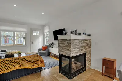 Image de Charming 3-Bedroom home on quaint cobblestone street in downtown Indianapolis