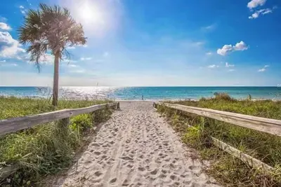 Image de Step into the clean white Sand. Excellent Location. Quiet Neighborhood.