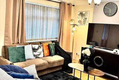 Elegant 3-Bedroom Home, free parking and garden!