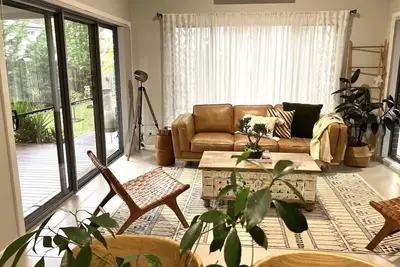 Image de Nestled amongst the trees, this 3bdr home is a fusion of nature and modernity.