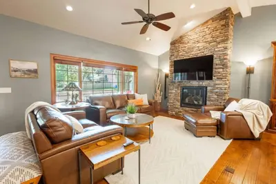 Image de The Gathering Place | Hot Tub, Theater Room & More