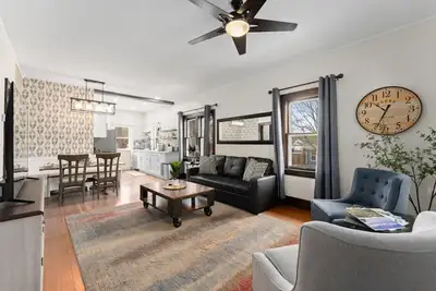 Image de Cheerful 3 Bed 1 Bath Bungalow w/ Cathedral views