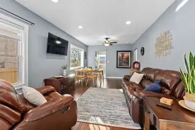 Image de New Cottage Steps from Sanford