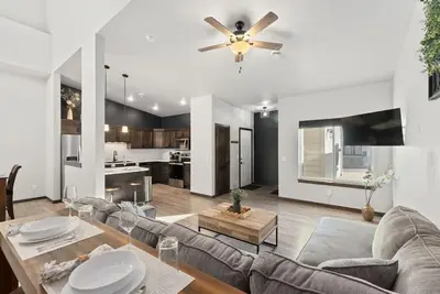 Image de Bright & Spacious 3br | Se Sf