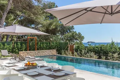 Image de Villa à Santa Eulària Des Riu avec 4 chambres à coucher, 8 couchages