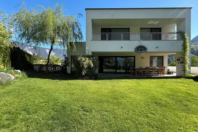Image de Modern vacation home (6-8 people) with open-plan living area and garden