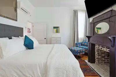 Image de Spacious Apartment With Vibrant Style and Heated Pool